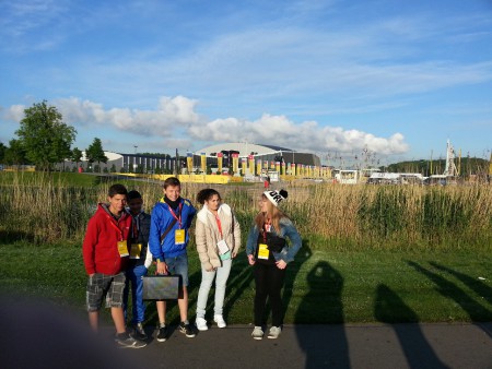 le départ vers le "paddock" visible sur le fond de l'image (grand bâtiment, sur la droite la roue)