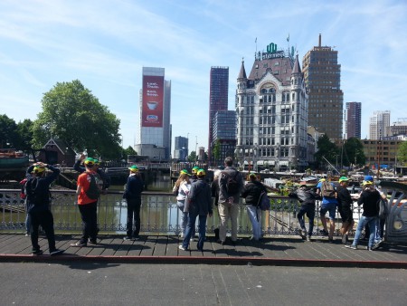le contraste entre vieux port et bâtiments élancés
